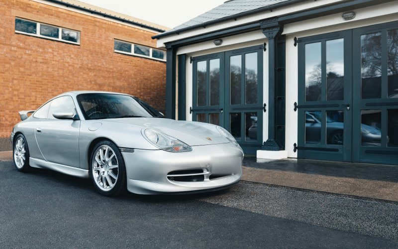 Silver 996 GT3 outside a garage
